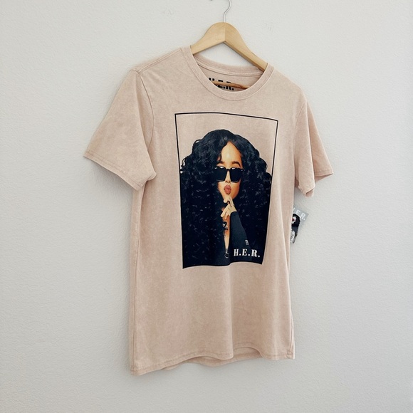NEW H.E.R Portrait Graphic Tee - Picture 2 of 6